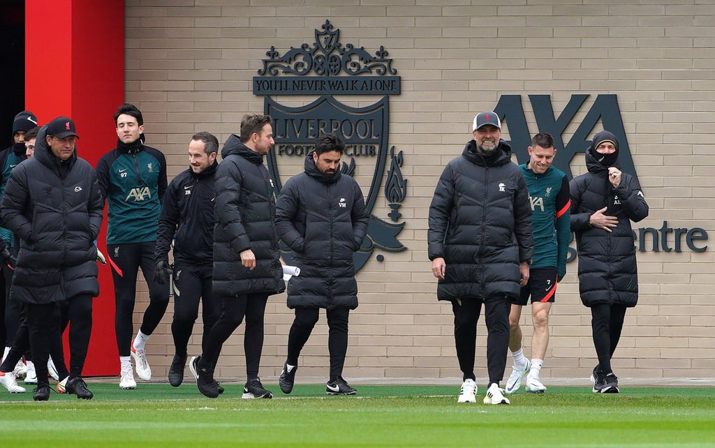 Jürgen Klopp (3.v.r) beim Training seiner Mannschaft vor der Partie bei Benfica.