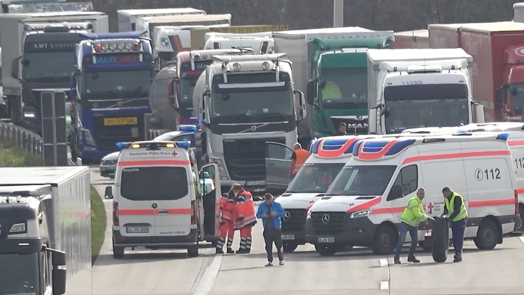 Die A2 musste mehrfach voll gesperrt werden.