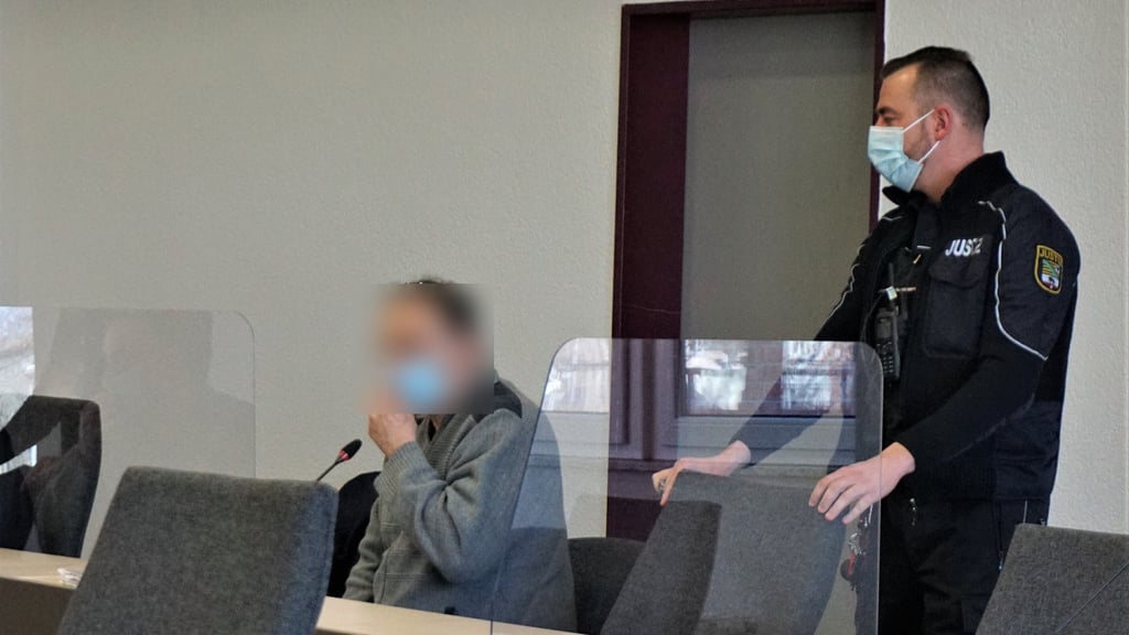 Michael M. (l.) ist am Landgericht Dessau-Roßlau wegen Betrugs in 42 Fällen angeklagt.