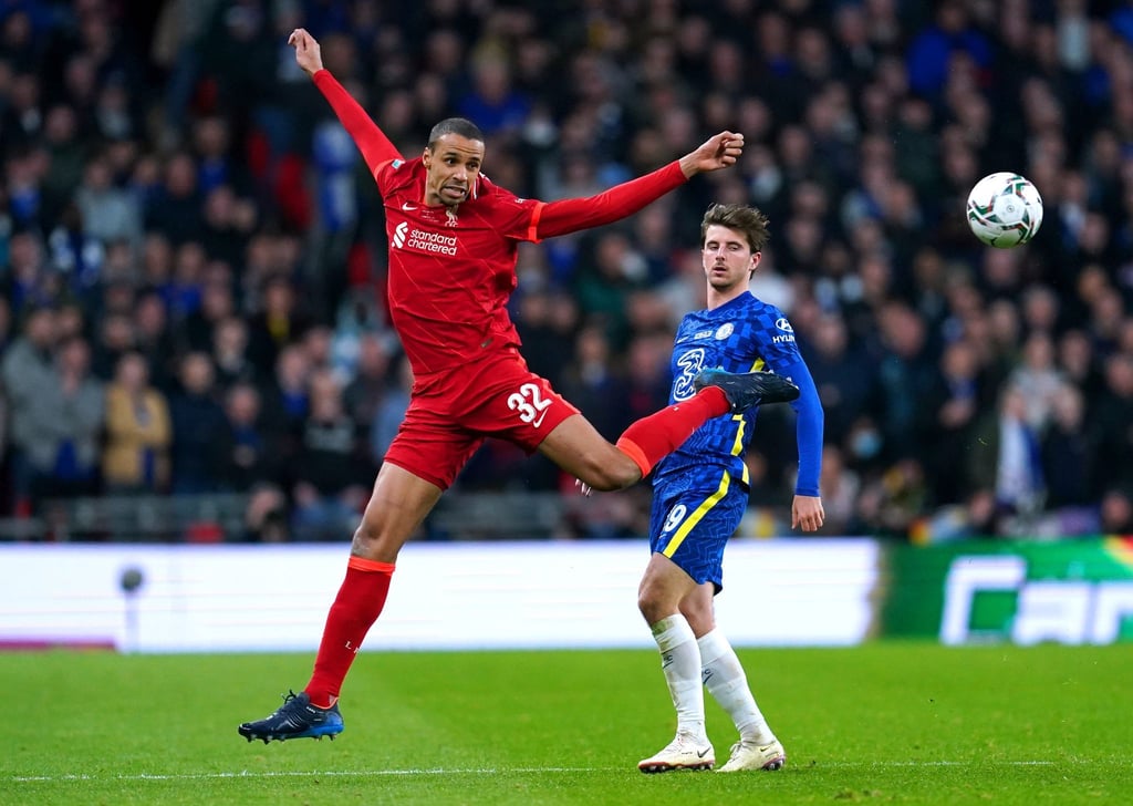 Der früherer Schalker Joel Matip (l) steht beim FC Liverpool unter Vertrag.