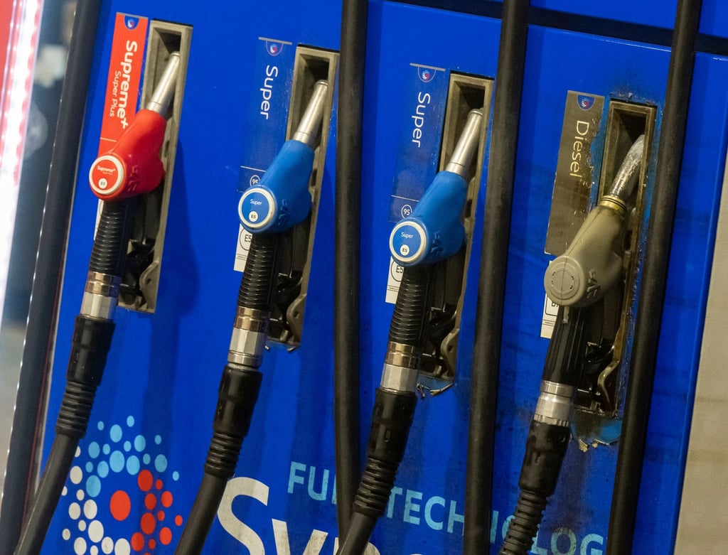Vier Zapfpistolen hängen an einer Tankstelle in der Innenstadt. Im Europa-Vergleich hat Deutschland mit die höchsten Spritpreise.