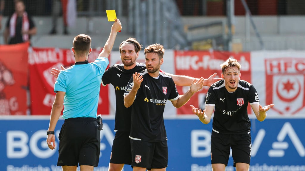 Niklas Kreuzer und Niklas Kastenhofer sind beim HFC von einer Gelbsperre bedroht.