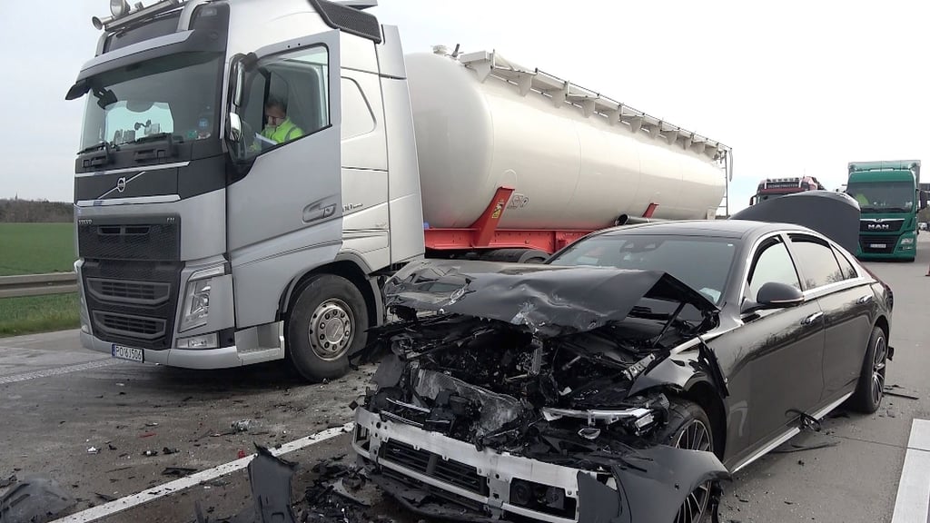 Kilometerlanger Stau auf der A2 aufgrund von mehreren Unfällen.