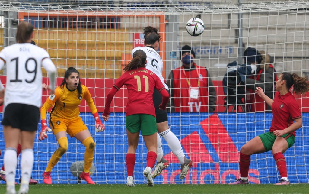 Deutschlands Lena Oberdorf (M/6) trifft per Kopfball zum 1:0 gegen Portugal.
