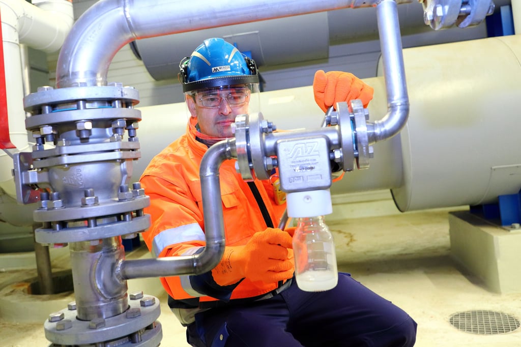 Erich Marcello Schliebener Vera vom Zellstoffwerk in Arneburg entnimmt unter Berücksichtugung aller Sicherheitsvorschriften eine Probe Rohmethanol.