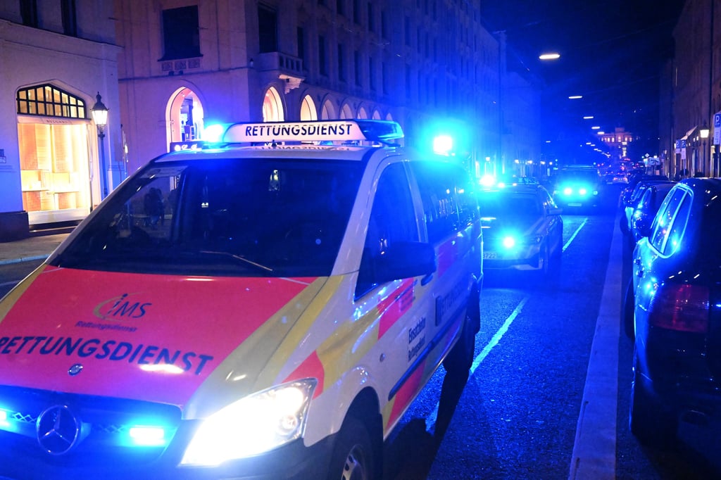 Eine Radfahrerin ist nach einem Unfall in Zeitz ins Krankenhaus gebracht worden.