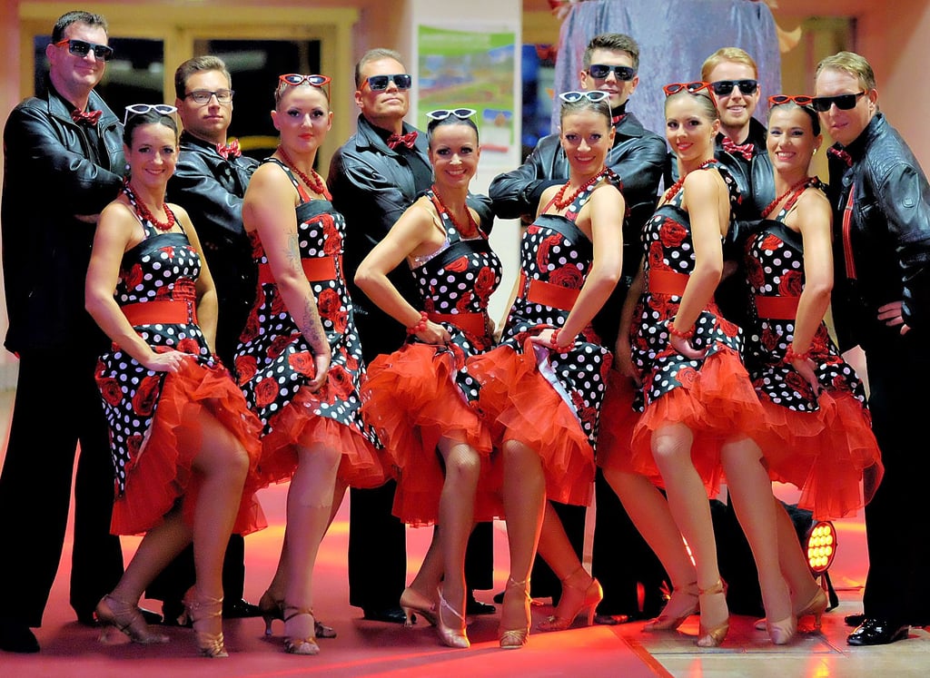 Die „Blau-Silber“-Formation des Tanzklubs „Evolution of Dance“, die innerhalb von sechs Minuten in passenden Kostümen (hier Rock’n’Roll) durch verschiedene Tanzrichtungen führt – Swing, Rock’n’Roll, Twist, Mambo, Samba und Jive.
