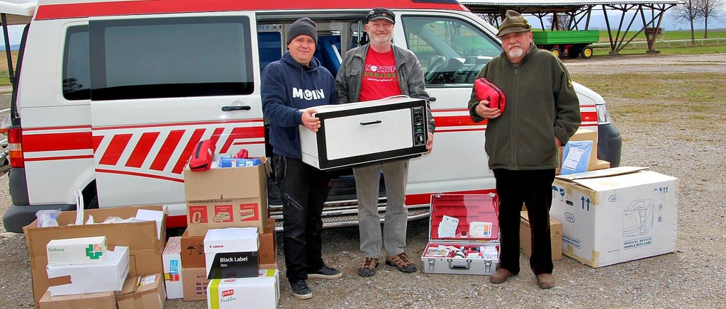 Normen Scholle, Holger Greulich und Ulrich Scholle (von links) beluden den Krankentransportwagen mit medizinischen Geräten und Verbrauchsmaterialien. 