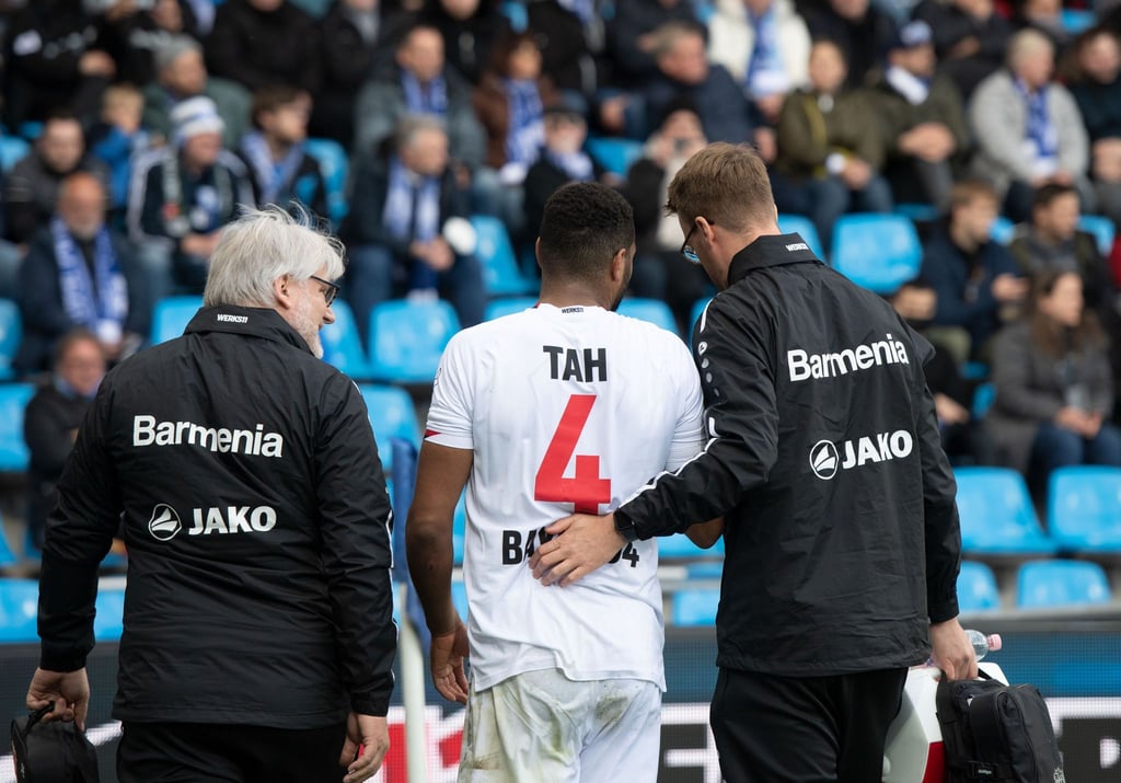 Leverkusens Jonathan Tah musste ausgewechselt werden.