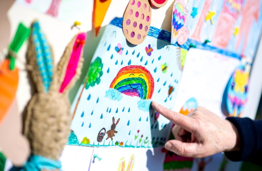 Auch in diesem Jahr beantworten Freiwillige Kinderbriefe an den Osterhasen.