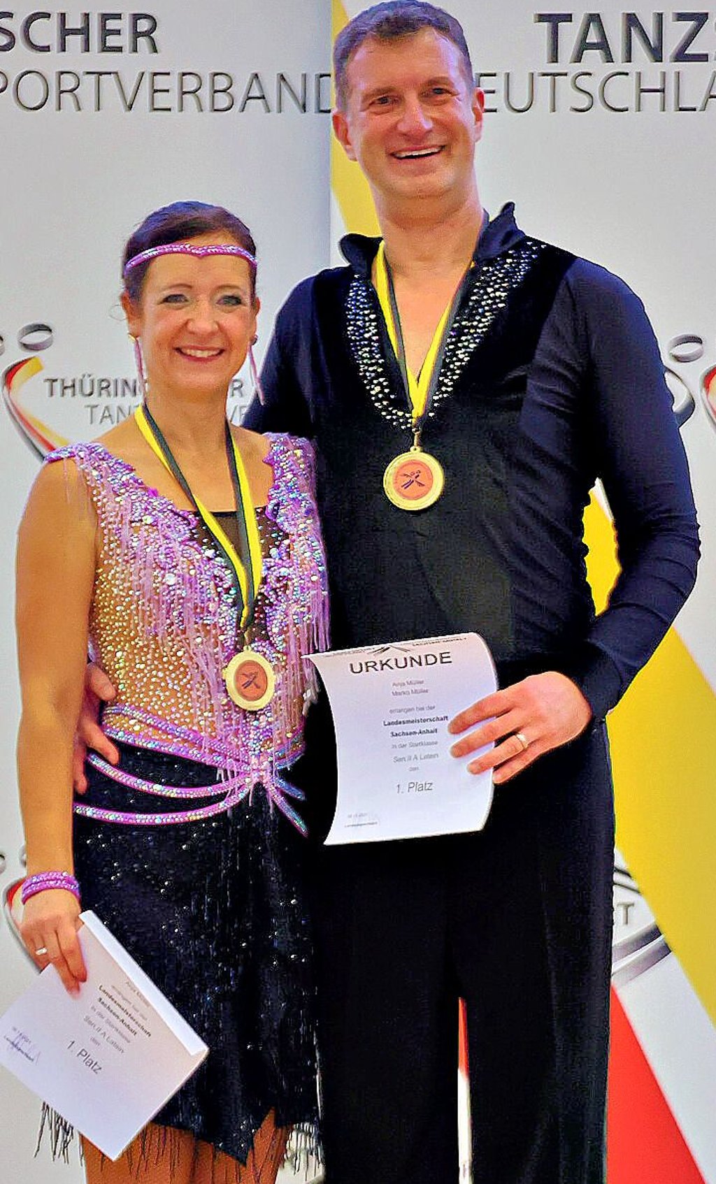 Marko und Anja Müller vom TK Blau-Silber Magdeburg auf dem Siegertreppchen der Landesmeisterschaft 2021.