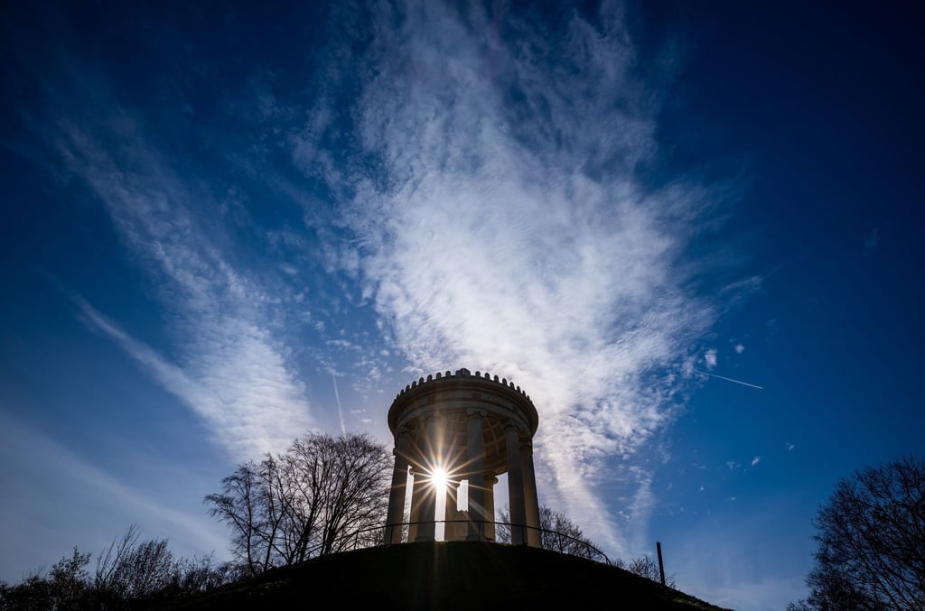 Die Sonne beleuchtet den Monopteros-Tempel im Englischen Garten in München.