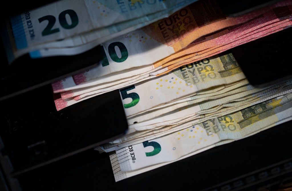 Der Euro verliert noch mehr an Wert: Die jährliche Teuerungsrate kletterte im März auf 7,3 Prozent.