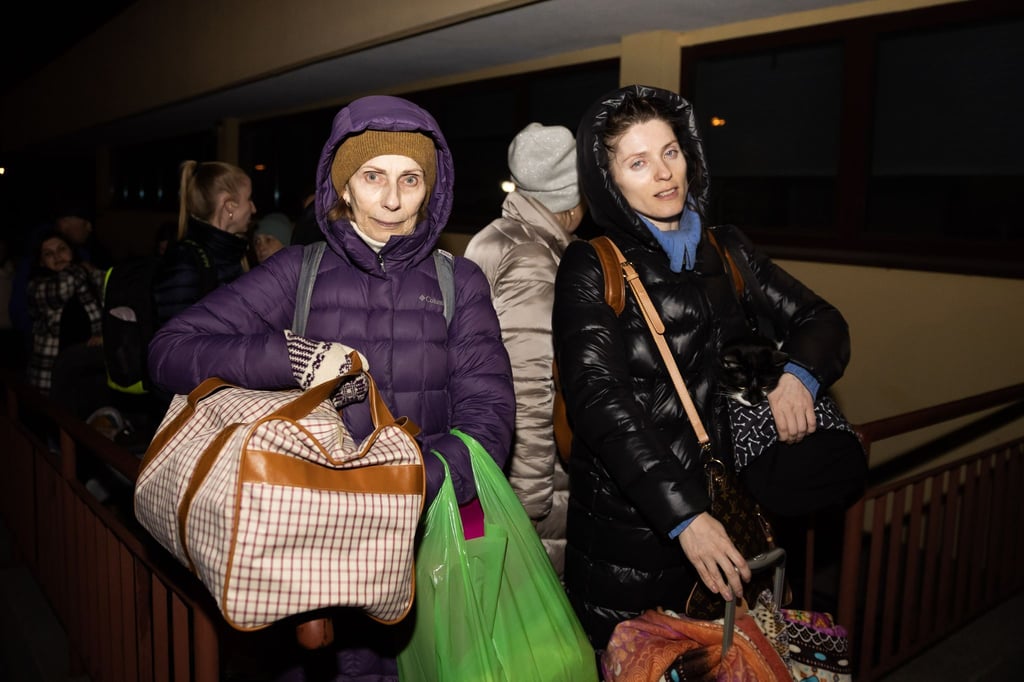 Tamara (l) und ihre Tochter Irina stehen am Abend vor dem polnischen Bahnhof Przemysl Schlange um mit dem Zug in die ukrainische Hauptstadt Kiew zu reisen.