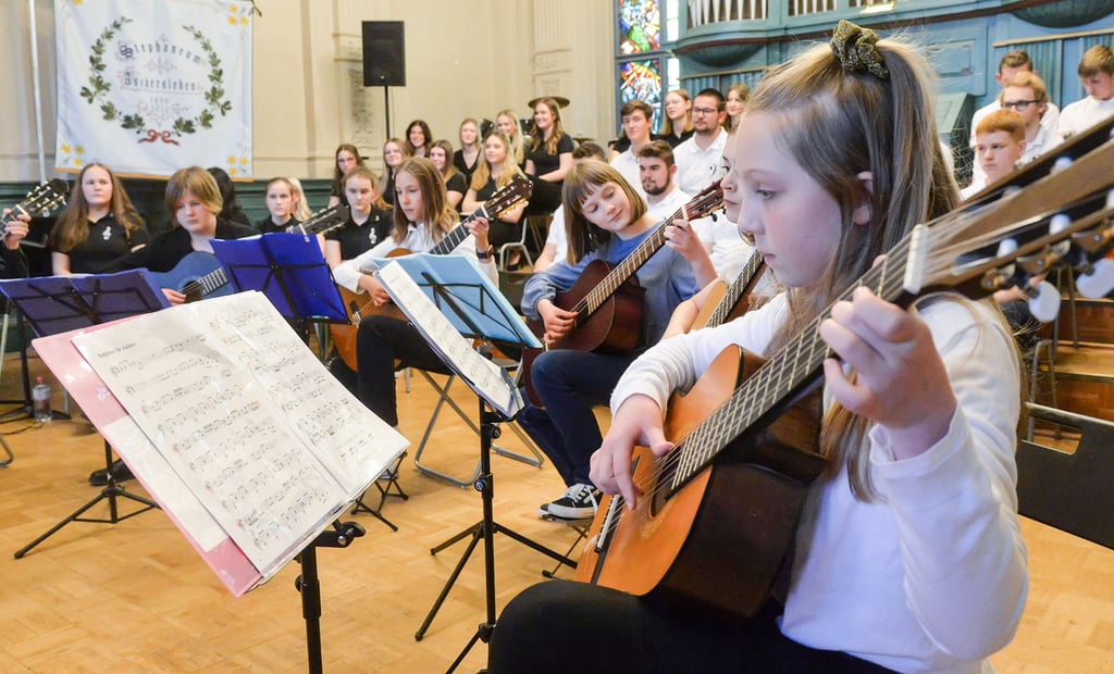 Die Gitarrengruppe der Musikschule sorgt zwischen den Lobreden für musikalische Unterhaltung.
