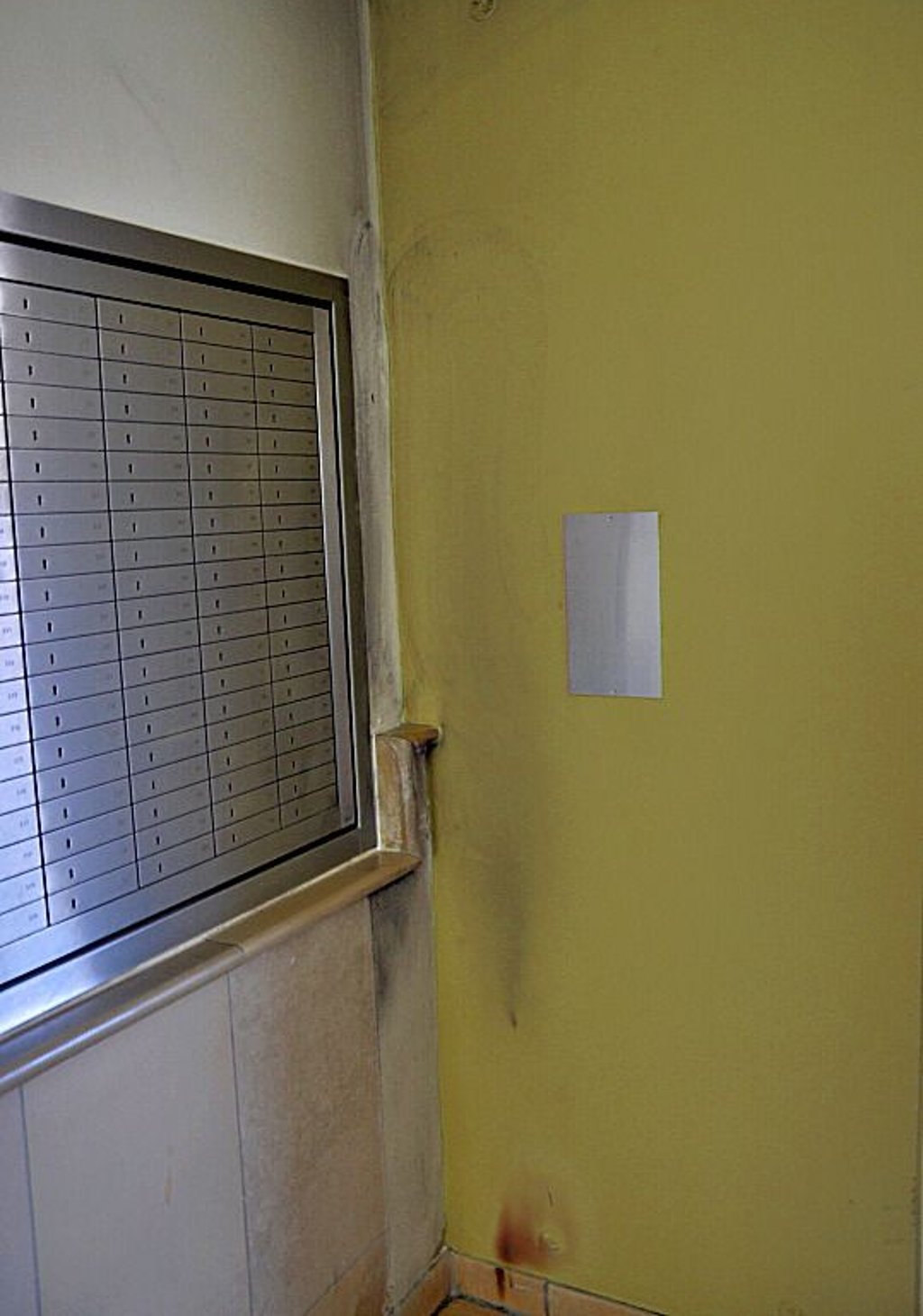 In dieser Ecke stand der Papierkorb, der gebrannt hat.
