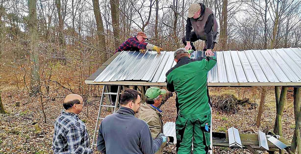 Das Dach der Sitzraufe in Richtung Göritz wurde erneuert.