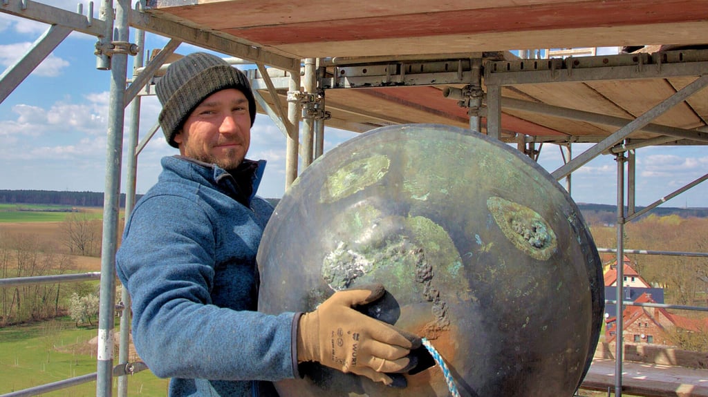 Dachdecker Marco Dahms als Atlas. Er hatte die Ehre und durfte die Turmkugel von der Kirchturmspitze lösen.