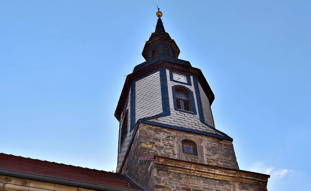 In Saubach wird der Turm der Kirche saniert.