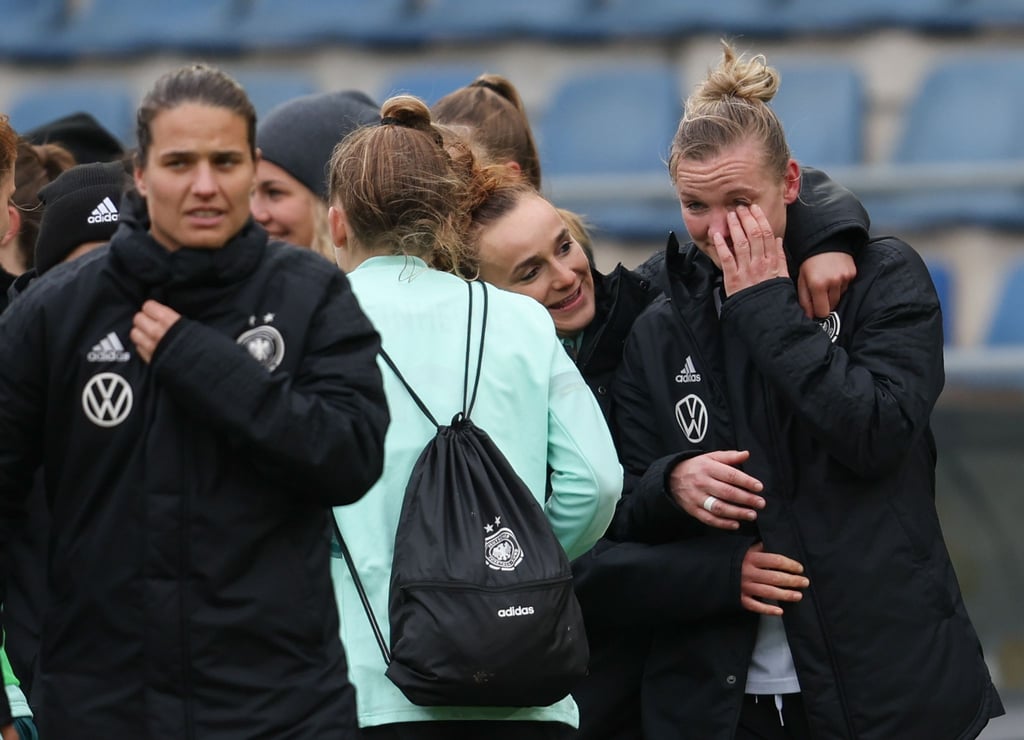 Deutschlands Alexandra Popp (r) weint nach dem Spiel.