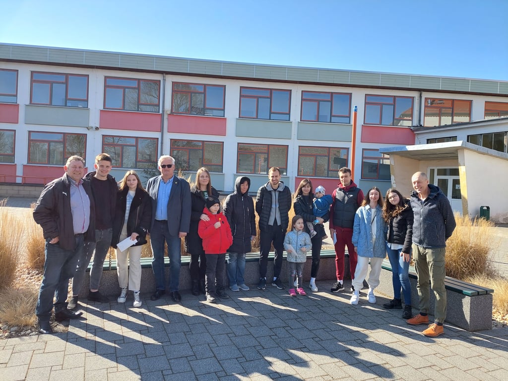 Am Schulteil Kelbra des Gymnasiums wurden Spenden an ukrainische Flüchtlinge übergeben. Auch die Bürgermeister der Verbandsgemeinde Goldene Aue und von Kelbra waren dabei.