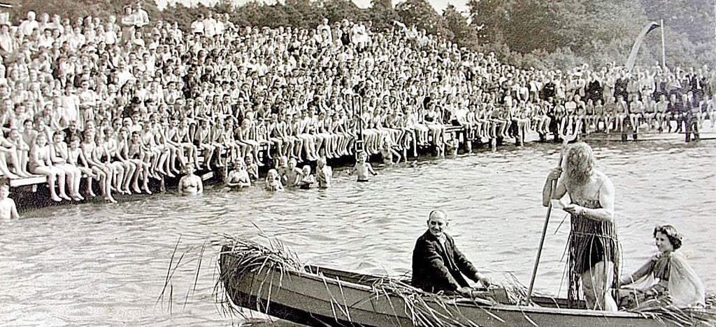 Die vollbesetzte Tribüne während eines Neptunfestes  um 1960.