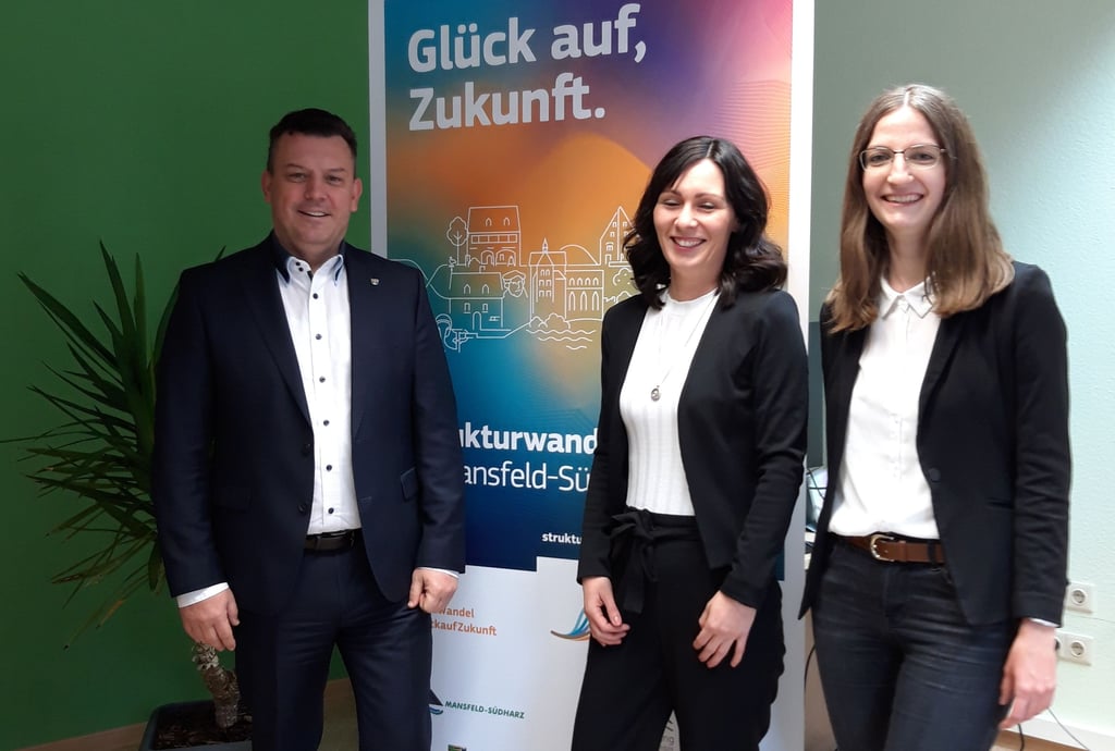 Landrat André Schröder mit SMG-Chefin Diana zur Horst-Schuster und SMG-Mitarbeiterin Stefanie Müller (v.l.)