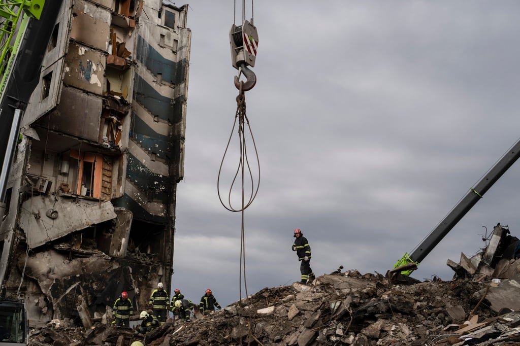 Ukrainische Feuerwehrleute arbeiten an einem durch russischen Beschuss zerstörten Wohnhaus in Borodjanka.