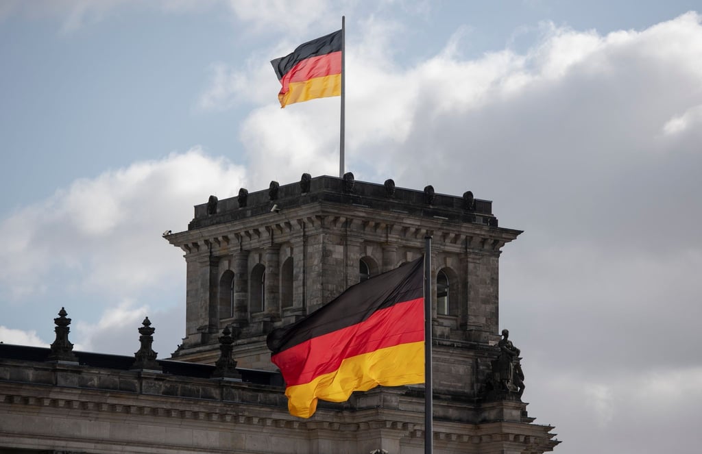 Die Deutschlandfahnen am Reichstag.