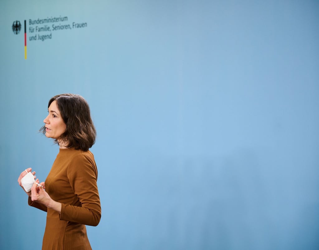 Familienministerin Anne Spiegel ist nach der Entschuldigung für ihren vierwöchigen Familienurlaub nach der Flutkatastrophe im vergangenen Sommer von ihrem Amt zurückgetreten.