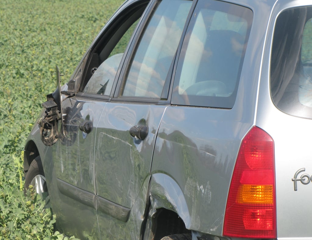 Beim Überholen touchierte dieses Fahrzeug seitlich einen entgegenkommenden Lkw.