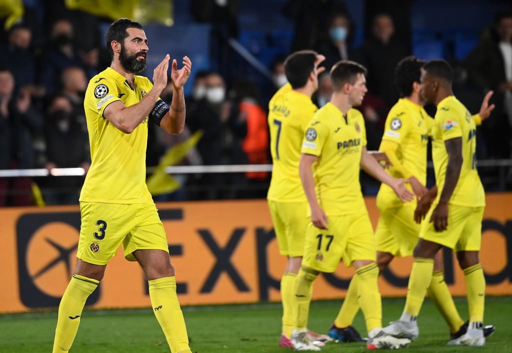 Die Spieler des FC Villarreal feiern den Heimsieg mit den Zuschauern.