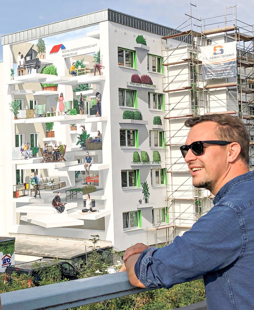 Künstler Marco Brzozowski und die Wohnungsgenossenschaft Bernburg haben den Stadtverschönerungspreis für die Gestaltung des DDR-Plattenbaus Vor dem Nienburger Tor 32 bis 35 erhalten.