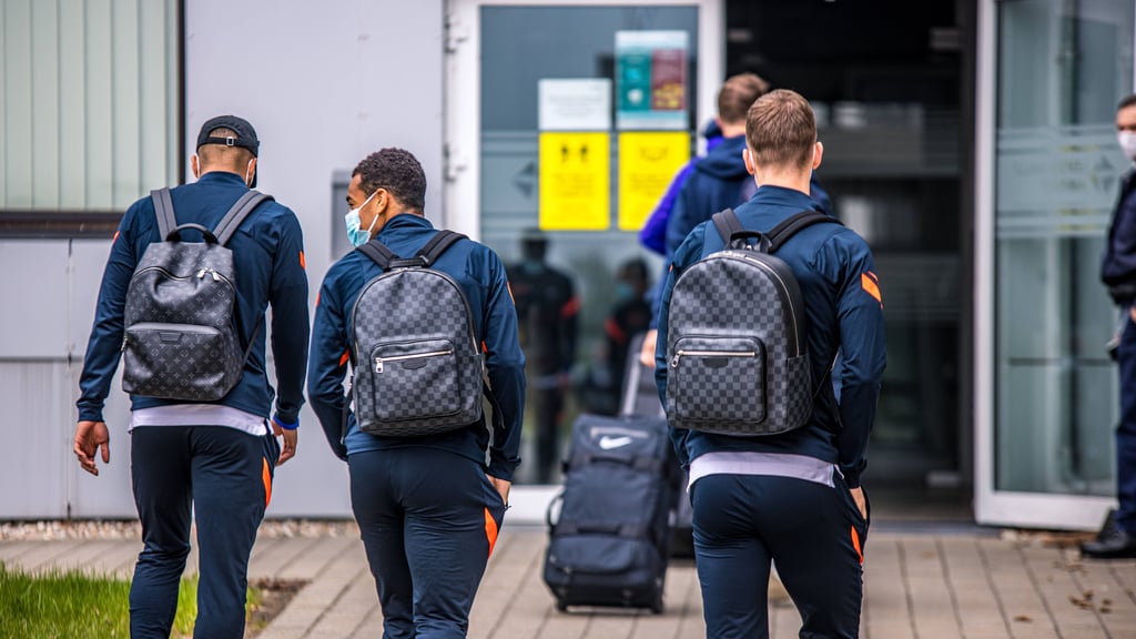 Spieler von RB Leipzig am Flughafen.