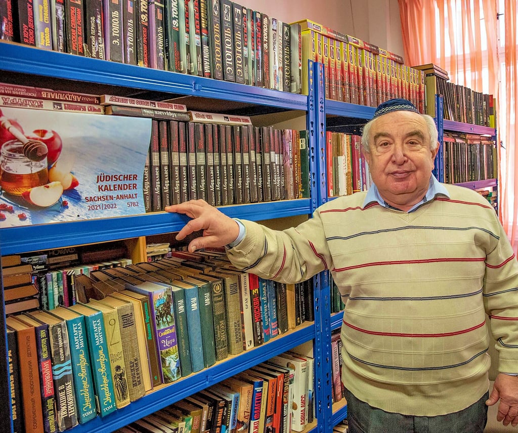 Dr. Alexander Wassermann in der Bibliothek der Jüdischen gemeinde zu Dessau.