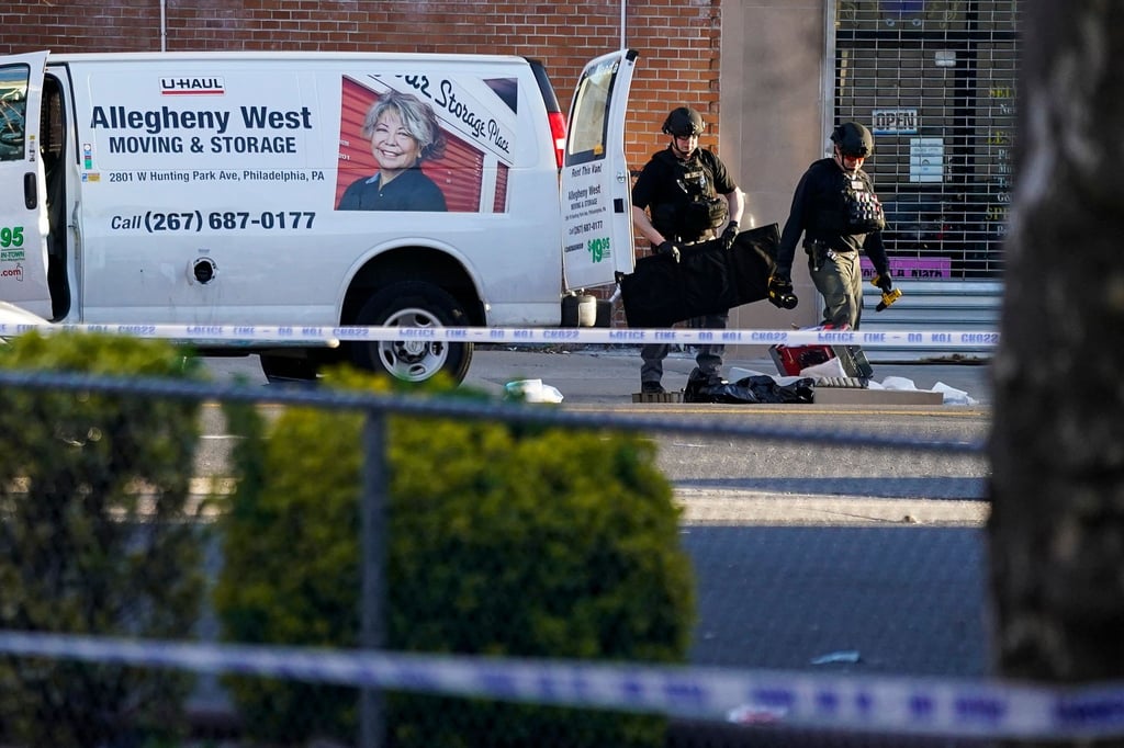 Bombenentschärfer durchsuchen einen Kleinlaster im New Yorker Stadtteil Brooklyn.
