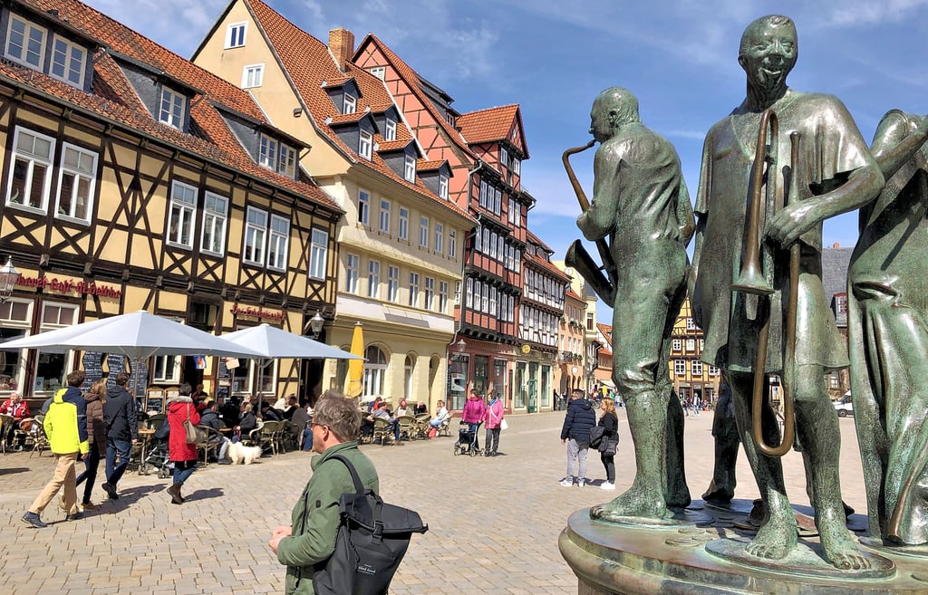Einkaufen und verweilen, wie hier auf dem Marktplatz: Um ihr „Einkaufserlebnis historische Innenstadt“ noch attrativer zu machen, hat die Stadt Quedlinburg ein eigenes Förderprogramm aufgelegt.
