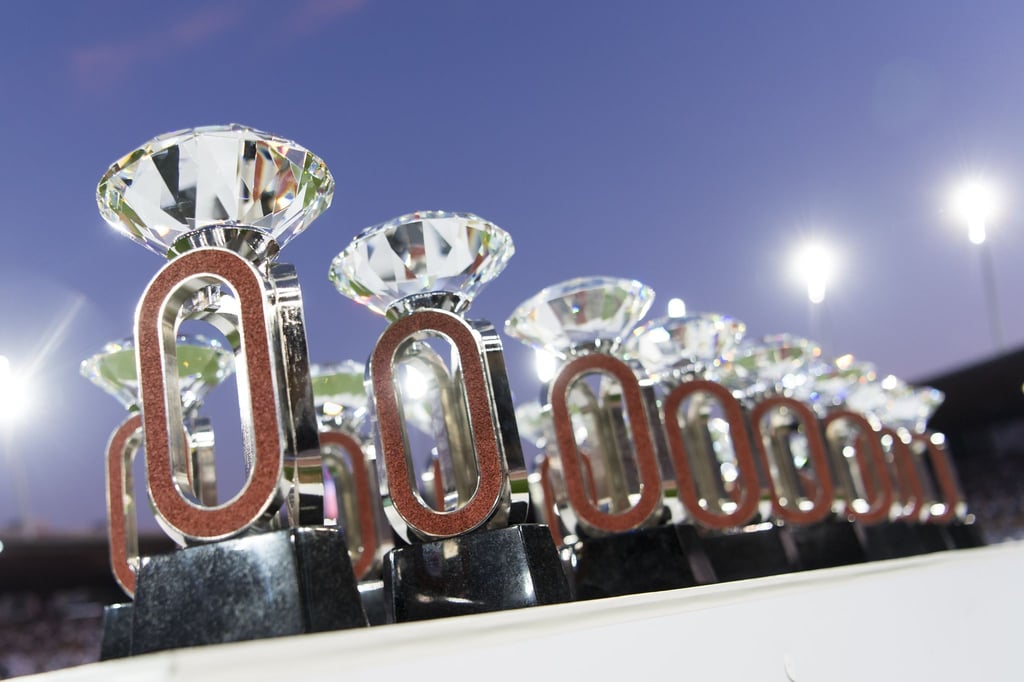 Die Trophäen der Diamond League stehen aufgereiht nebeneinander.
