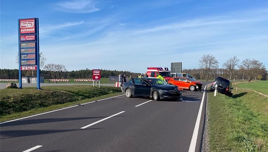 Sperrung Nach Unfall Auf B245: Karambolage Vor Einer Tankstelle Bei ...