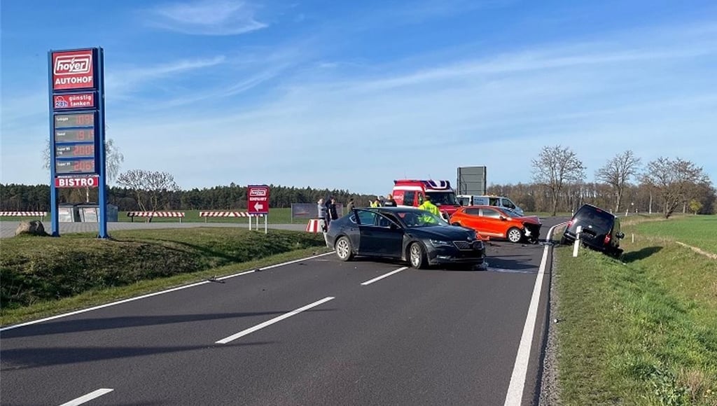 Zu einem Unfall mit drei Autos ist es in der Börde auf der B245 in Richtung Haldensleben gekommen. An den Fahrzeugen entstand Totalschaden. Foto: