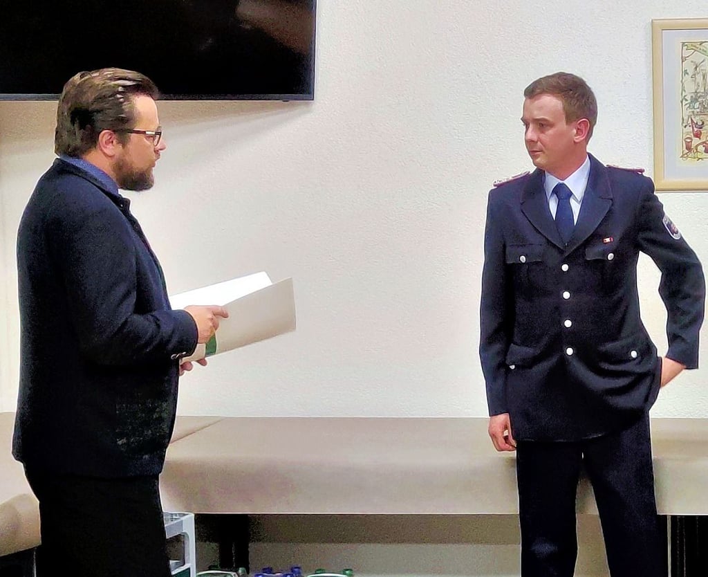 Oliver Hugler (rechts) wird nach erfolgreicher Ausbildung von Bürgermeister Maik Berger zum stellvertretenden Wehrleiter der Ortsfeuerwehr Badersleben berufen.