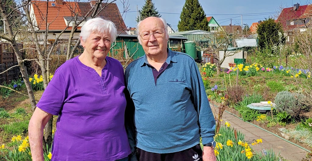 Anneliese Krause und Kurt Krause in ihrem Hausgarten in Roschwitz. Der Ehemann pflegt ihn trotz seiner 94 Jahre fast täglich.