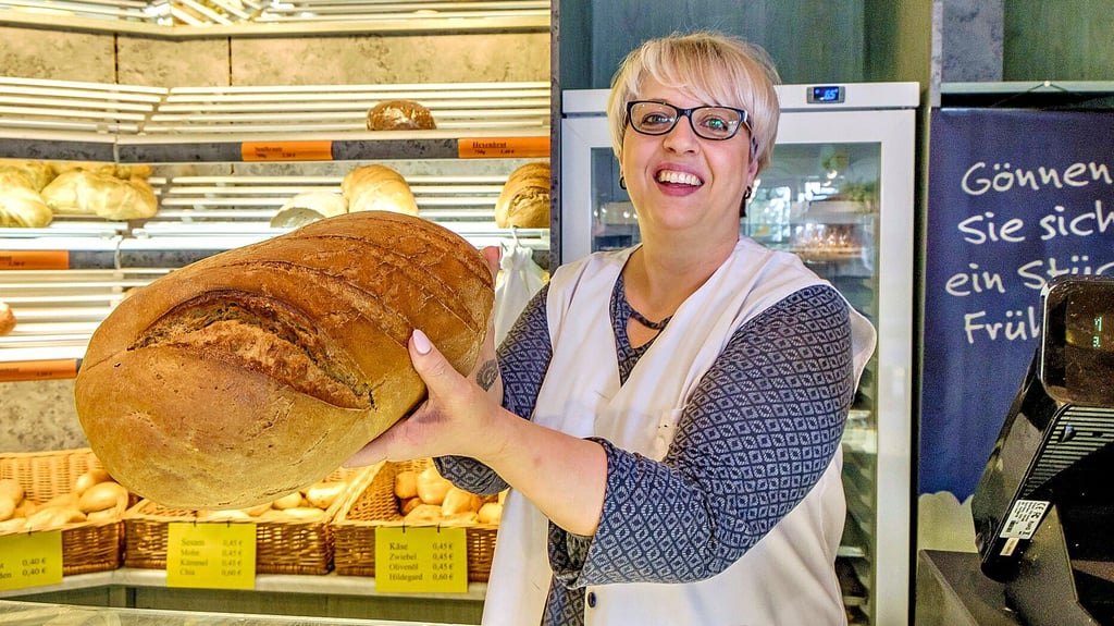 Derzeit gibt es in der Bäckerei Raffael viel zu tun: Frische Osterbrote wandern über die Verkaufstheke.