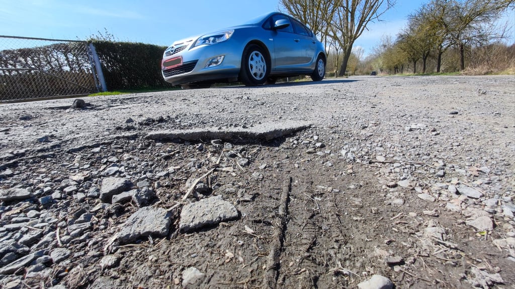Blick auf die marode Straße Am Sackteich, auch sie wird saniert.