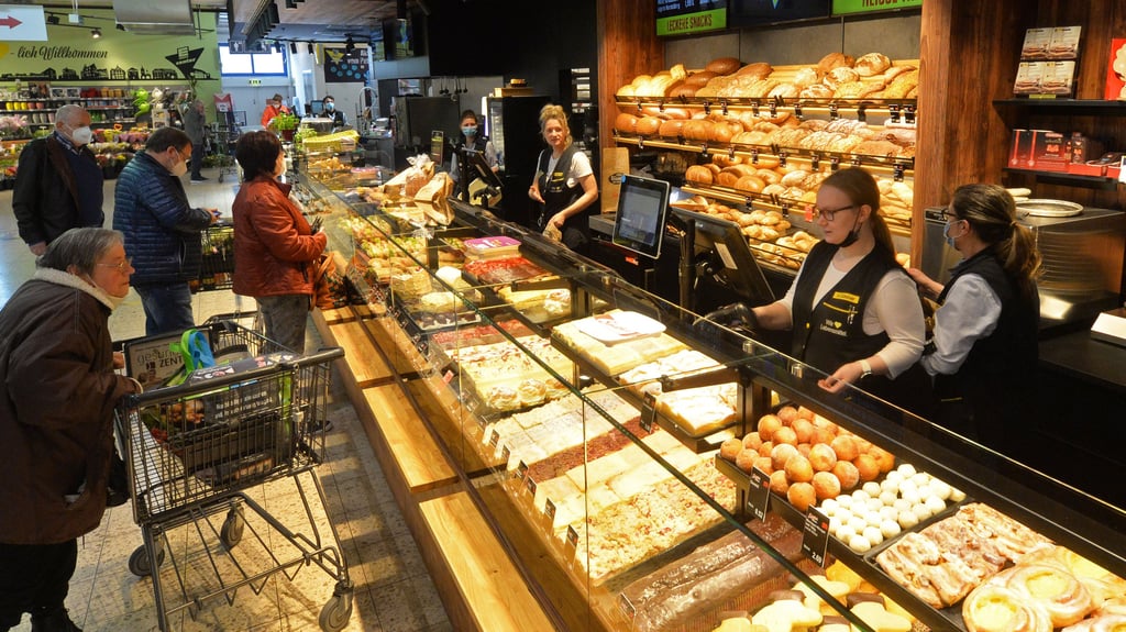 Der Bäcker im E-Center ist umgezogen und befindet sich als Teil der neuen Bedientheke nun gegenüber den Kassen.