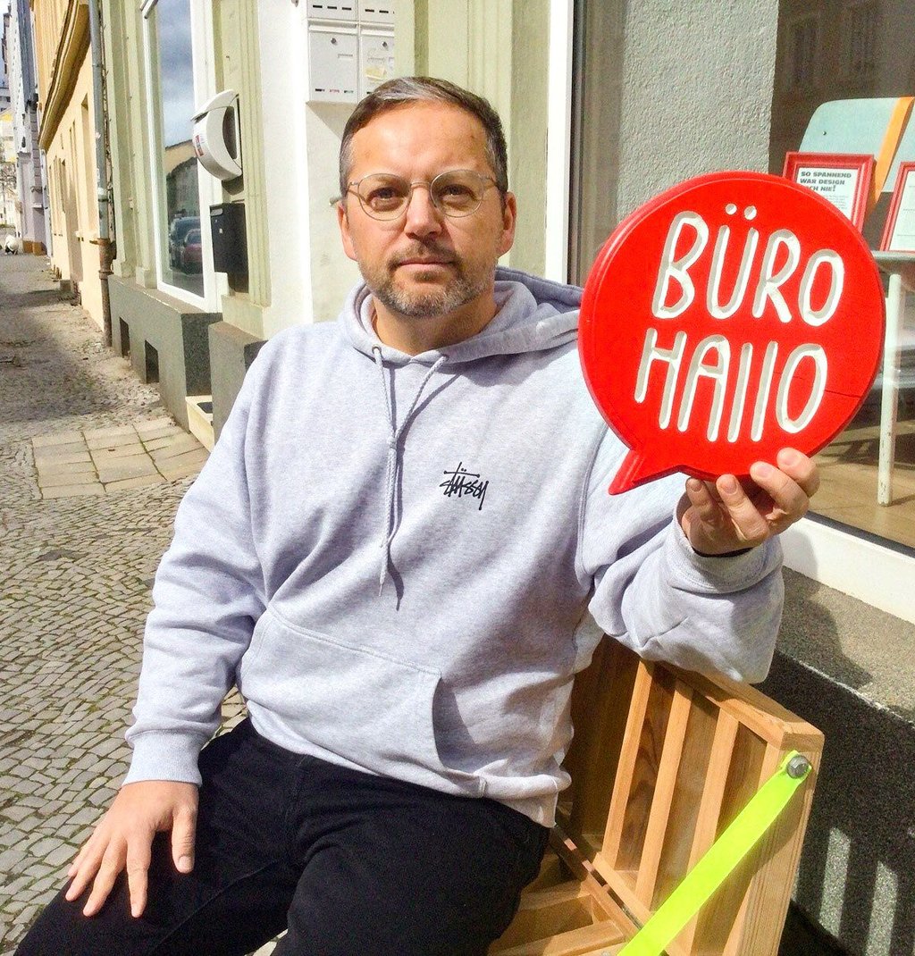 Alexander Lech ist mit seinem Designbüro „Bürohallo“ umgezogen. Er ist jetzt in der Ferdinand-von-Schill-Straße zu finden.