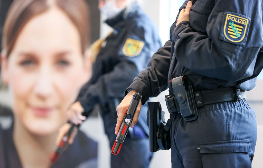 Beschuldigt werden laut Generalstaatsanwaltschaft 25 MEK-Angehörige im Alter von 29 bis 54 Jahren sowie die Polizeiärztin.