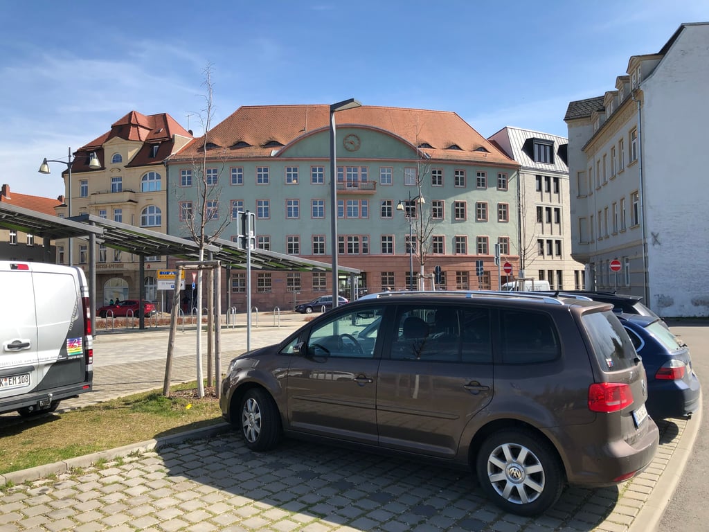 Der Klimaparkplatz im Weißenfelser Zentrum, im Hintergrund das alte Sparkassengebäude, jetzt Teil des neuen Jobcenters