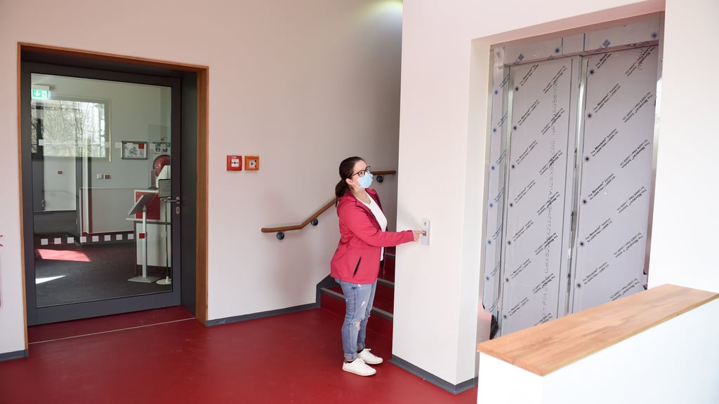  Im Theater Eisleben wurde ein Lift eingebaut. Nun ist der Theatersaal barrierefrei zu erreichen. Pressesprecherin Petra Lulei darf ihn schon mal fürs Foto betätigen.