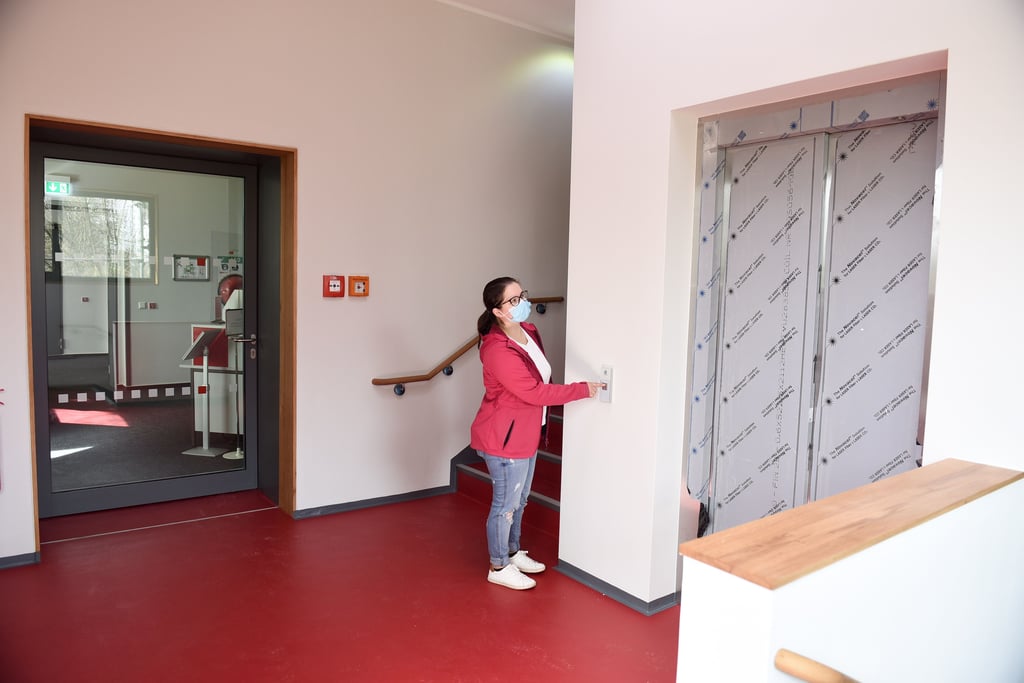 Im Theater Eisleben wurde ein Lift eingebaut. Nun ist der Theatersaal barrierefrei zu erreichen. Pressesprecherin Petra Lulei darf ihn schon mal fürs Foto betätigen.